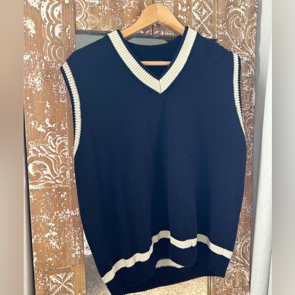(Brandy Melville) black and white sweater vest